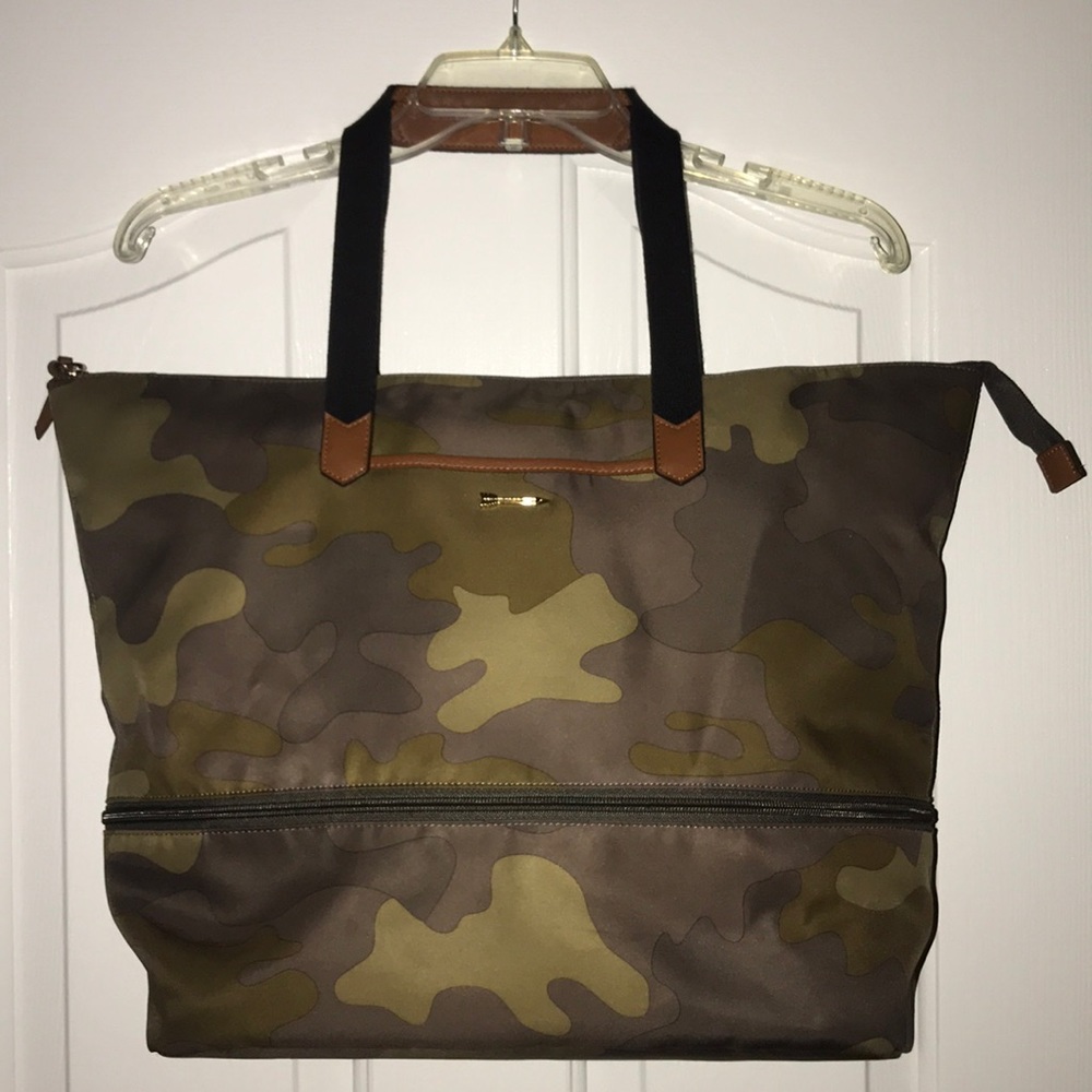 Stella & Dot "Daytripper" Camo Tote